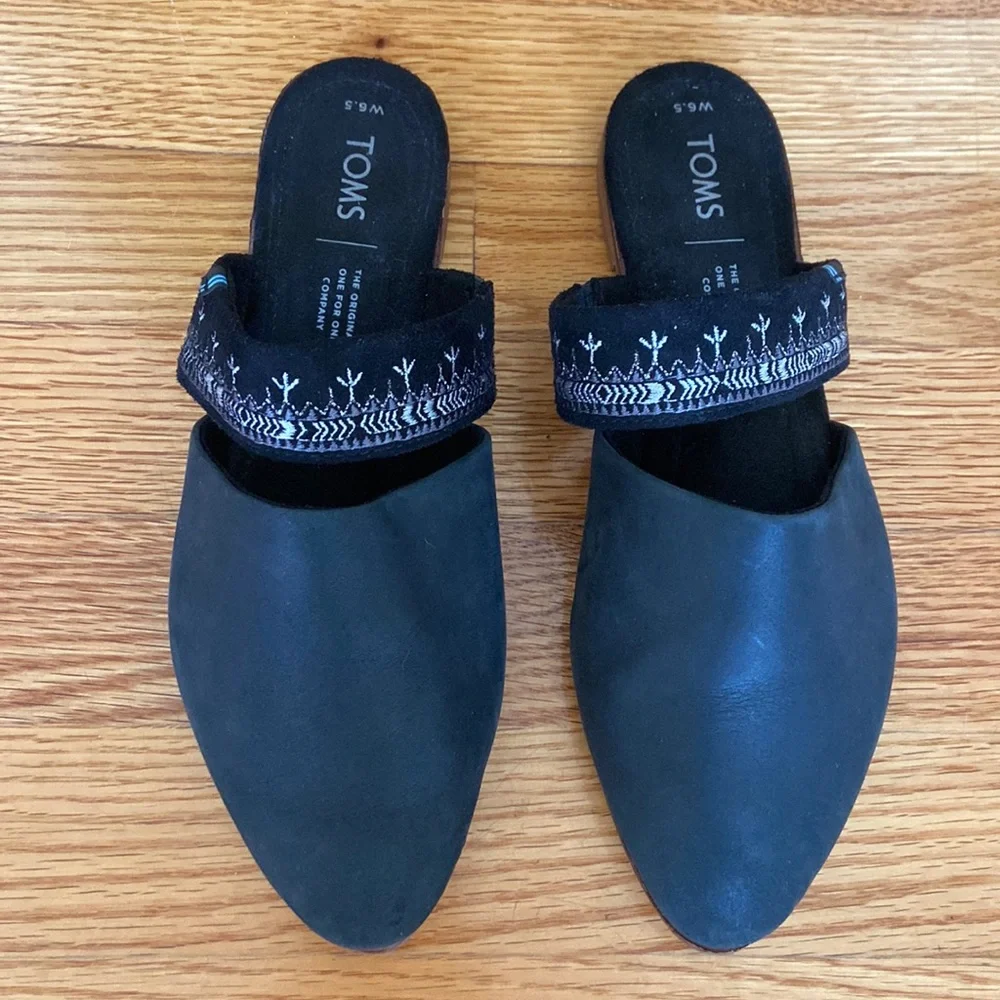 Tom’s “Jutti” Slip on Black Nubuck Mule Flats w Embroidered Strap.